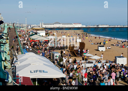 Überfüllte Bars und dem Strand am heißen Sommertag, Brighton, East Sussex, Großbritannien Stockfoto