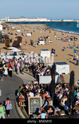 Überfüllte Bars und dem Strand am heißen Sommertag, Brighton, East Sussex, Großbritannien Stockfoto