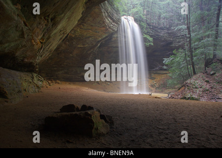 Wasser fließt über Ash Höhle in Hocking Hills State Park, Ohio. Stockfoto