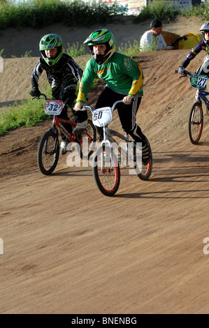 Junge BMX Fahrradfahrer bei der örtlichen Rennstrecke in Orange, Kalifornien. Stockfoto