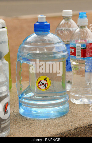 Wasser in Flaschen sitzen auf einer Bank während des Trainings. Stockfoto