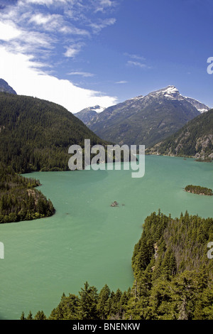 Diablo-See und die Berge in der North Cascades National Park mit blauem Himmel Stockfoto