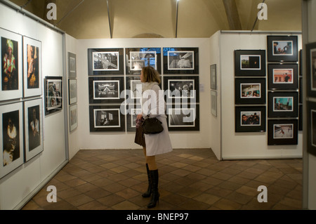 Ein Besucher bei Fotografien in der Presse Foto Ausstellung in der alten Stadt in Stare Mesto Altstadt in Prag in der Tschechischen Republik Stockfoto