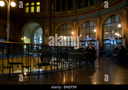 Die Haupthalle des Jugendstil Bahnhofsgebäude (Fantova budova) in Praha Hlavni nadrazi Hauptbahnhof in Prag in der Tschechischen Republik Stockfoto