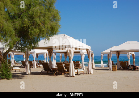 Hütten am Strand des Luxushotels, Kreta, Griechenland Stockfoto