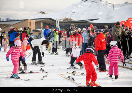 Kindern wird das Skifahren im Skigebiet Coronet Peak in Queenstown, Neuseeland, beigebracht Stockfoto