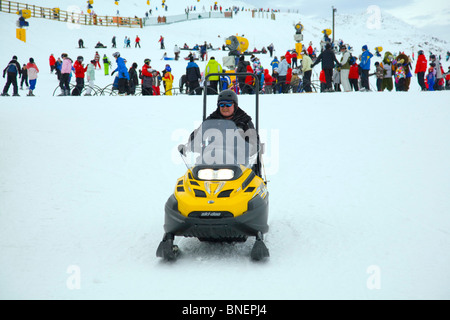 Mann auf einem Schneemobil auf den Lernenden Pisten in Coronet Peak Ski Resoort, queenstown Stockfoto