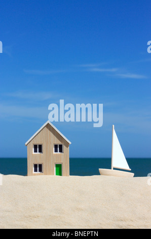 Musterhaus und Segelboot Stockfoto