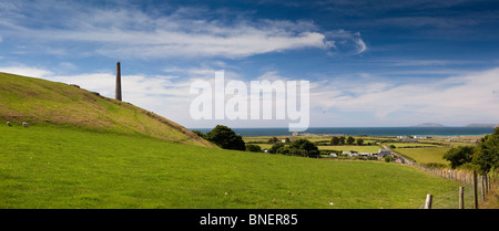 Großbritannien, Wales, Llanengan, Belüftung Schornstein des Tan yr Allt führen Mine mit Blick auf Porth Neigwl, Hells Mund Strand Bardsey Island Stockfoto