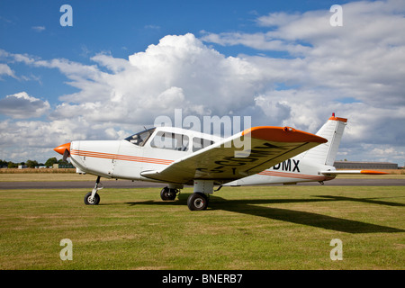 PIPER PA-28, Cherokee Krieger, Reg G-CDMX, am Breighton. BUIT 1979. Stockfoto