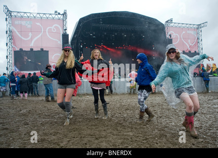 Mädchen tanzen auf 2010 Oxegen Musikfestival, Punchestown, Irland. Stockfoto