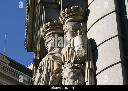 Eingang zum Hauptquartier (la Sede zentrale) des Instituto Cervantes befindet sich in der Calle de Alcalá in Madrid Stockfoto