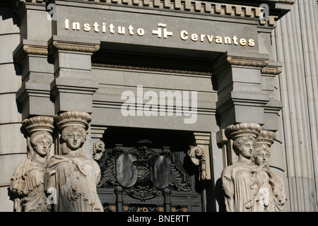 Eingang zum Hauptquartier (la Sede zentrale) des Instituto Cervantes befindet sich in der Calle de Alcalá in Madrid Stockfoto