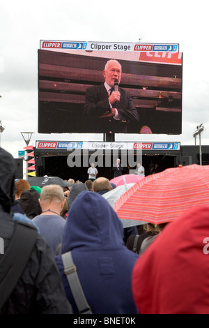 Clipper 2010-Präsentationen, Besatzungen, Sir Robin Knox Johnson auf der Bühne Hull Marina, Humber Stockfoto