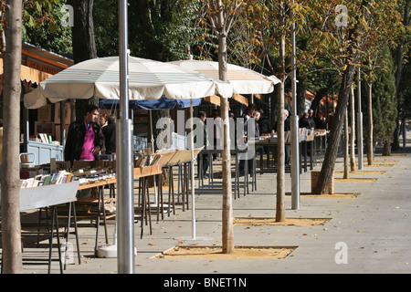 Buch-Ständen neben dem Botanischen Garten in Madrid an einem sonnigen Nachmittag, befindet sich auf Calle de Claudio Moyano Stockfoto