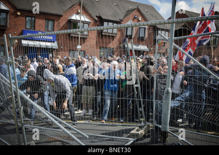 English Defense League (EDL) Demonstranten anzugreifen einen Zaun in einem Versuch, zu einem Zaun brechen Stockfoto