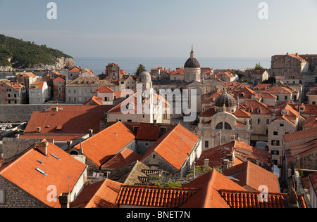 Blick über die roten Terrakottafliesen Dächer von Dubrovnik Kroatien von der Stadtmauer Stockfoto