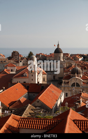 Blick über die roten Terrakottafliesen Dächer von Dubrovnik Altstadt Stadt historische Kroatien von der Stadtmauer Stockfoto