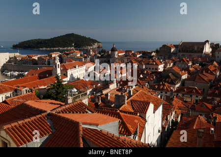 Blick über die roten Terrakottafliesen Dächer der Altstadt Dubrovnik Kroatien von der Stadtmauer zur Insel Lokrum Stockfoto