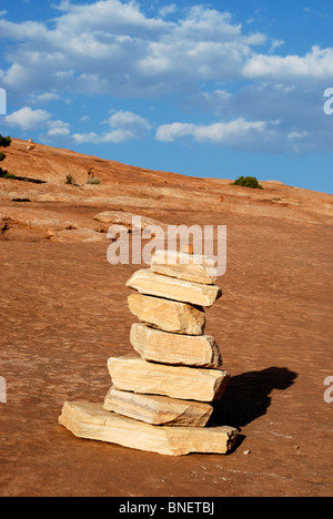 Rock Haufen Trail Marker auf felsigen Oberfläche in der Nähe von Delicate Arch im Arches-Nationalpark, Utah, USA Stockfoto