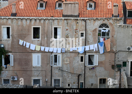 Wäsche trocknen auf eine Wäscheleine hängen hinter einem Haus gesehen von den Stadtmauern der befestigten Altstadt von Dubrovnik Kroatien Stockfoto