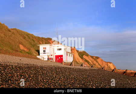 Das Rettungsboot-Haus durch die West-Klippen von Sheringham, Norfolk, Großbritannien. Stockfoto