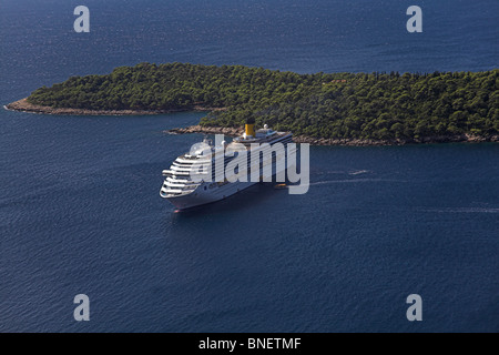 Kreuzfahrtschiff vor Anker aus Lokrum Insel Dubrovnik Kroatien, Ausschreibungen, die Beförderung von Touristen zur Stadt Stockfoto