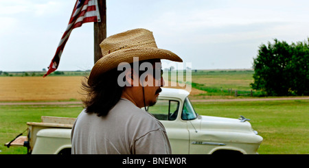 Hispanische Gastarbeiter in Vintage 1950er Jahre Bauernhof LKW im Kernland der US-Landwirtschaft-region Stockfoto