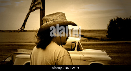 Hispanische Gastarbeiter in Vintage 1950er Jahre Bauernhof LKW im Kernland der US-Landwirtschaft-region Stockfoto