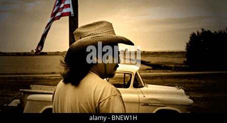 Hispanische Gastarbeiter in Vintage 1950er Jahre Bauernhof LKW im Kernland der US-Landwirtschaft-region Stockfoto