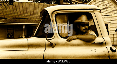 Hispanische Gastarbeiter in Vintage 1950er Jahre Bauernhof LKW im Kernland der US-Landwirtschaft-region Stockfoto