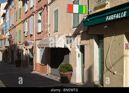 Pastellfarben bemalten Häusern in einer Straße von Bandol, Provence, Frankreich Stockfoto