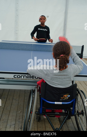 Paris, Frankreich, französische Behinderten Sport Tag, Schülerinnen und Schüler spielen "Ping Pong" Tischtennis, Rollstuhlfahrer, Teenager, die Jungen in der Sporthalle Stockfoto