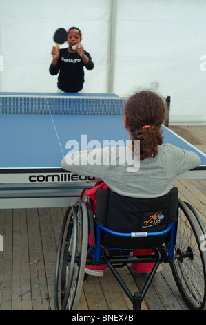 Paris, Frankreich, Französisch Behinderte Sporttag, Schülerinnen und Schüler spielen Ping-Pong im Rollstuhl Stockfoto