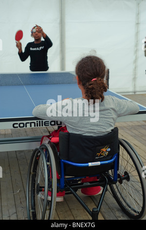 Paris, Frankreich, Tag des französischen Behindertensports, Schüler der High School spielen "Ping Pong" in Radstühlen, Jugendliche Jungen in der Sporthalle, spezielle Bedürfnisse Übung Stockfoto