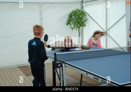 Paris, Frankreich, Französisch Sporttag, High School Studenten, Kinder, spielen Ping-Pong, Jungs herumalbern Stockfoto