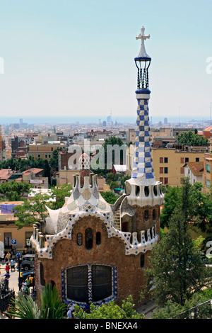 Blick auf die Stadt vom Park Güell, entworfen von katalanischen Architekten Antoni Gaudí, erbaut 1900 bis 1914. Barcelona-Katalonien-Spanien Stockfoto