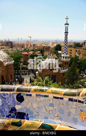 Blick auf die Stadt vom Park Güell, entworfen von katalanischen Architekten Antoni Gaudí, erbaut 1900 bis 1914. Barcelona-Katalonien-Spanien Stockfoto