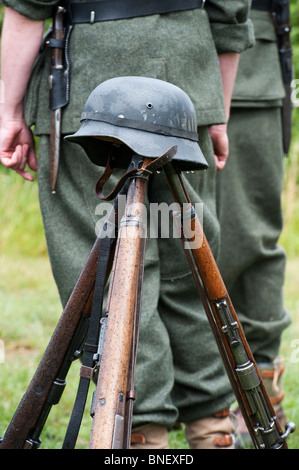 WW2 Wehrmacht Soldaten. Helm und Gewehre. Historische re Inszenierung. Stockfoto