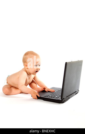 Kleine Baby-Junge in Windeln sitzen vor einem Laptop Stockfoto
