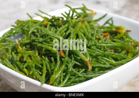 Frisch gepflückt Norfolk Queller in eine schlichte weiße Schüssel. Stockfoto