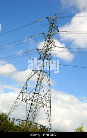 Strommast gegen blauen Wolkenhimmel Stockfoto