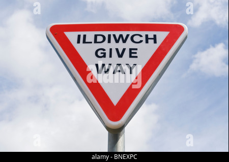 Zweisprachig Englisch Walisisch Vorfahrt Straßenschild UK Wales Stockfoto