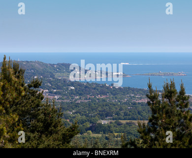 Blick vom Carrigolligan-Hügel in der Nähe von Dublin, Irland, in Richtung Dalkey, mit Autofähre in Dubin Bay Stockfoto