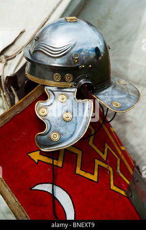 Römische Soldaten Helm (Cassis) und Schild (SCUTUM) ata historische Reenactment. Großbritannien Stockfoto