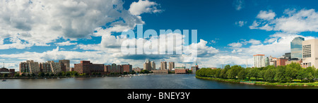 Die Longfellow Bridge, Cambridge auf der linken Seite in Boston auf der rechten Seite zeigt dieses Panorama entnommen. Stockfoto