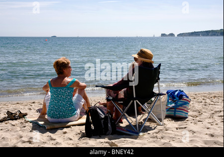 Zwei Menschen, relaxen am Sandstrand, Studland, Isle of Purbeck, Dorset, Großbritannien Stockfoto