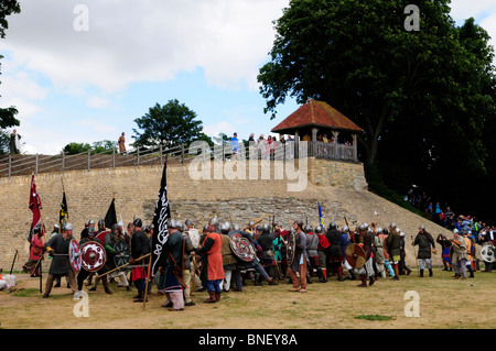 Re-Enactment der Plünderung von Bedford von den Wikingern im Jahre 1010, Bedford River Festival, Bedford, Bedfordshire, England, UK Stockfoto