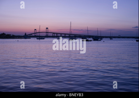 Dies ist die Jamestown oder Pell Brücke zwischen Newport Rhode Island und Jamestown Rhode Island, kurz nach Sonnenuntergang. Stockfoto