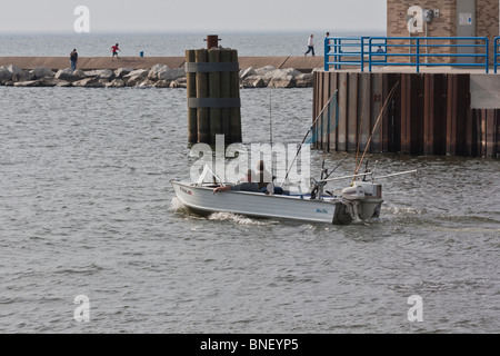 Zwei Fischer segeln in einem Motorboot, um am Lake Michigan MI im Holland Harbor in Ottawa County in den USA Fische zu fangen Stockfoto